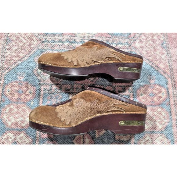 Lucky Brand Women’s Size 10 Clogs Suede Leather Cutout Heart Peace Sign Brown - Picture 1 of 7